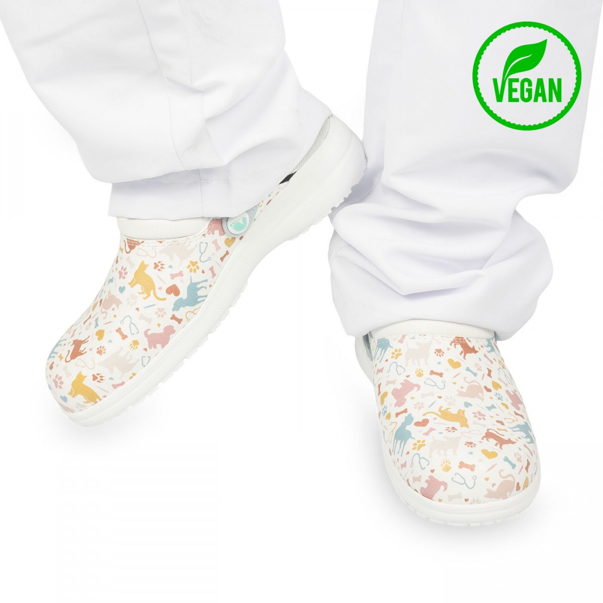 Coloridos zuecos veganos para trabajadores sanitarios, con estampados de animales y suelas antideslizantes para mayor comodidad.